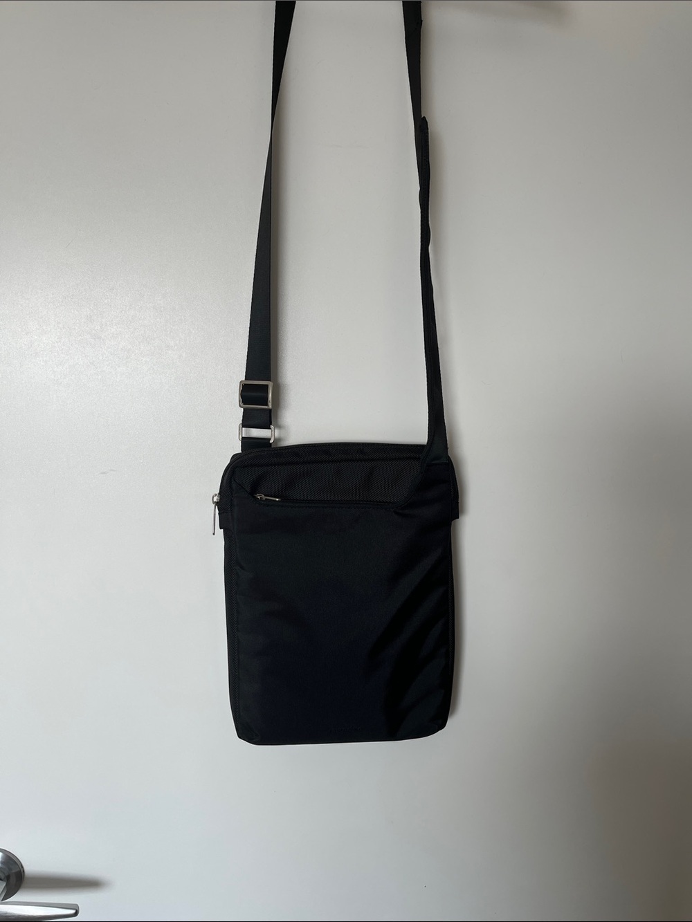 Back to University! TUCANO Finates Slim Cross Body Tablet Bag- Black Unisex - Picture 3 of 4